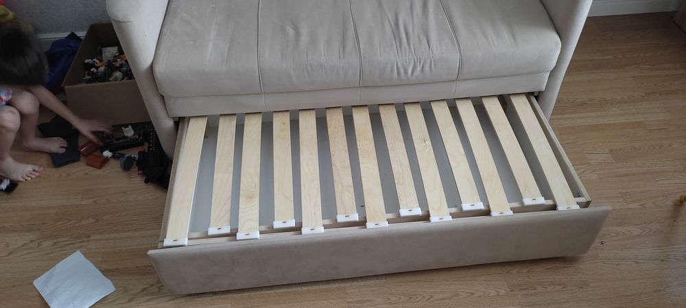 Продам 2 дивана и 2 стола