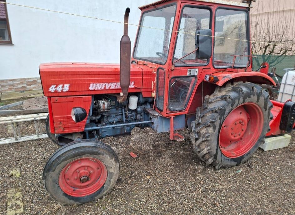Vând  Tractor Universal 445 și utilaje agricole