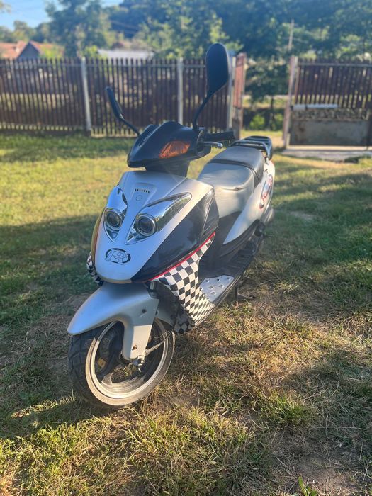 vand scuter model chinezesc in 4 timpi