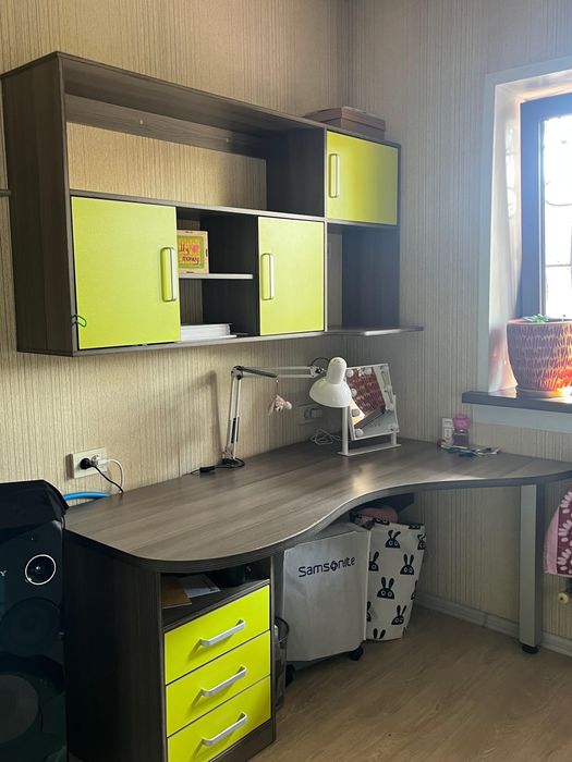 Шкаф-стол-полки-мебель-детская