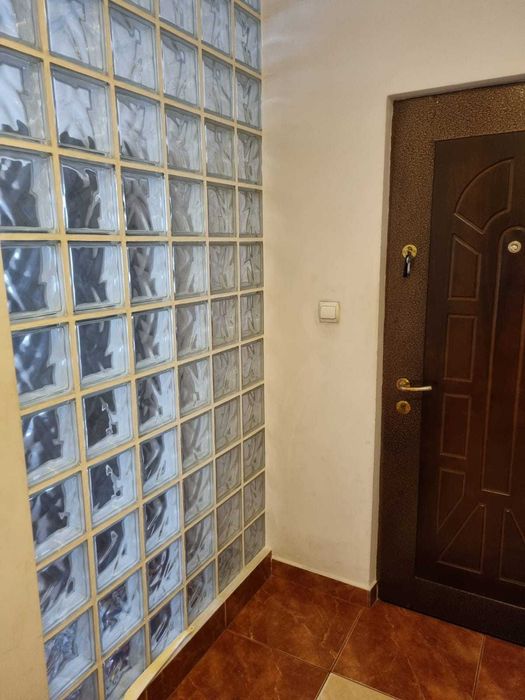 Vand apartament  cu 3 camere