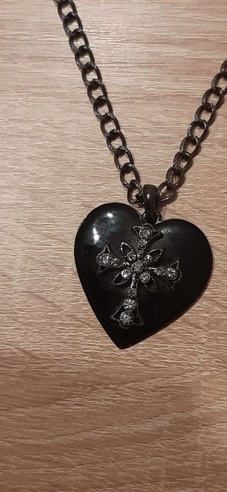 Ефектен медальон-сърце,красива гривна И дървена кутия за бижу