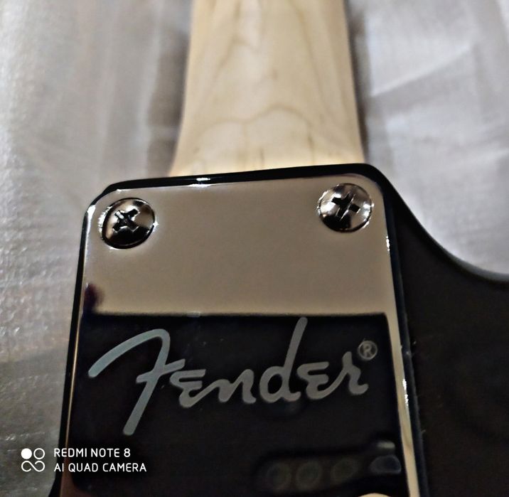 Upakovkada Yengi Elektr Sola Gitara Sotiladi