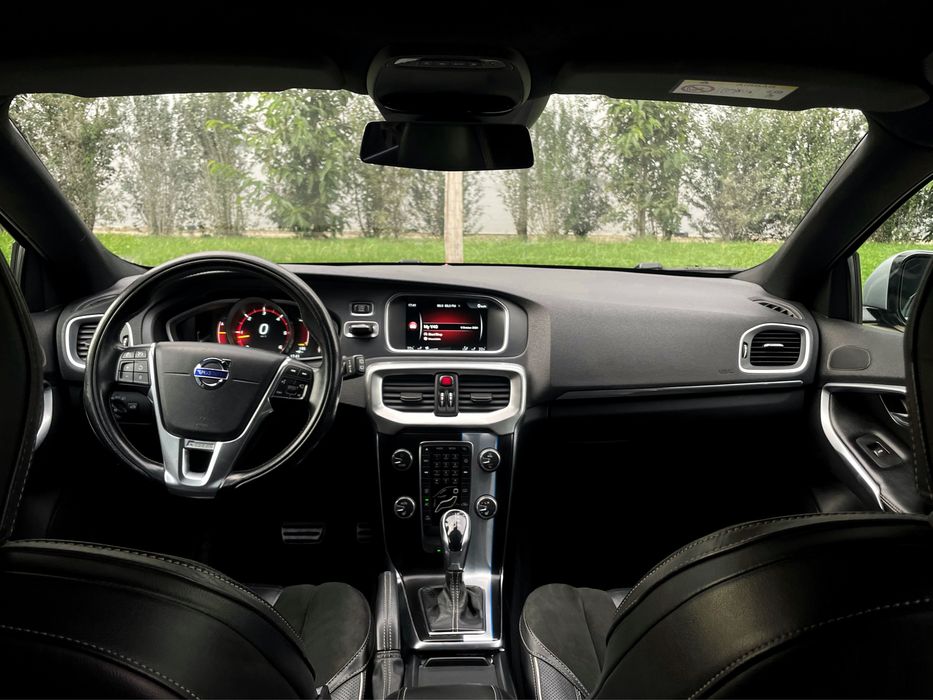 Volvo V40 D3 R-Design | Automată | 5 cilindri Motor Volvo | revizia la zi