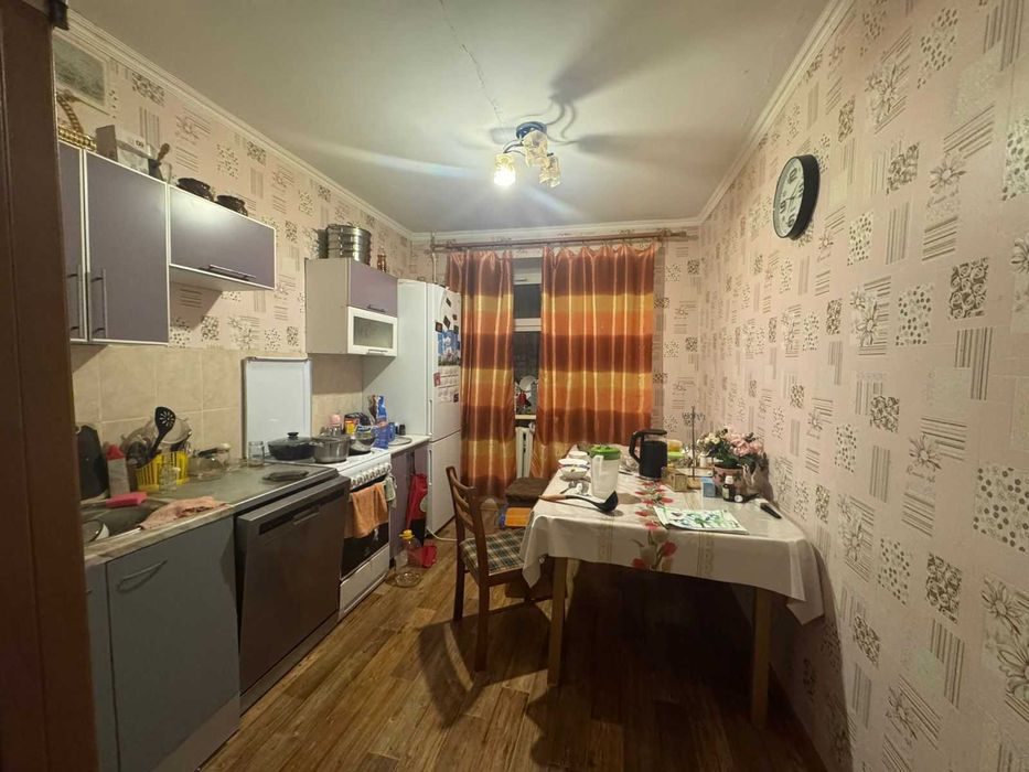 Продается  4-  комнатная квартира