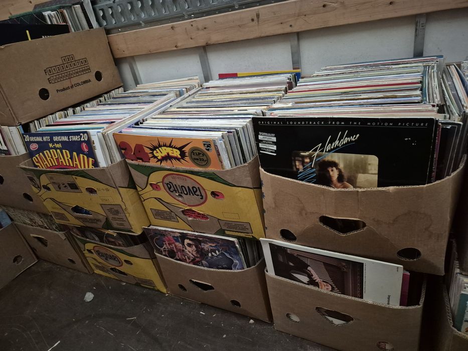 Vând Tot lotul de 1200LP cu muzică usoara mixta straina 3000lei (aproximativ 2,5lei /1LP)