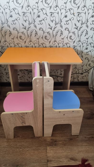 Продаётся детский стол и два стульчика
