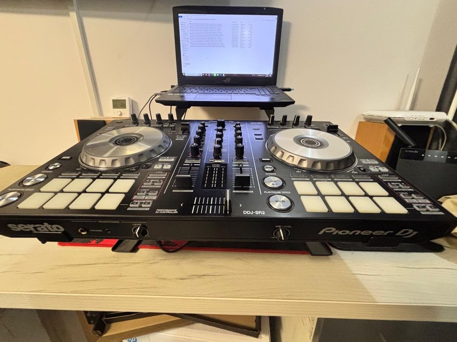 Vând consola Pioneer ddj sr2
