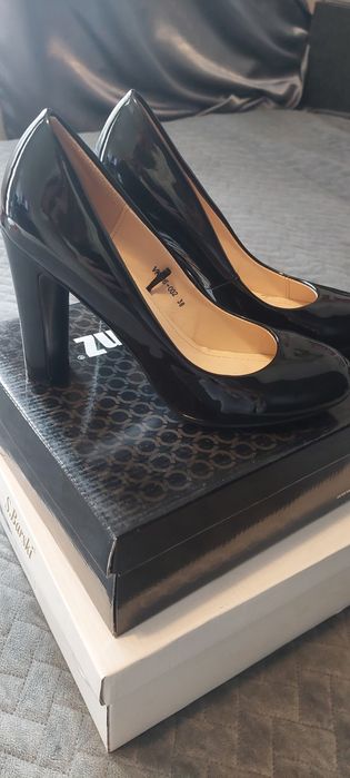 Високи черни обувки