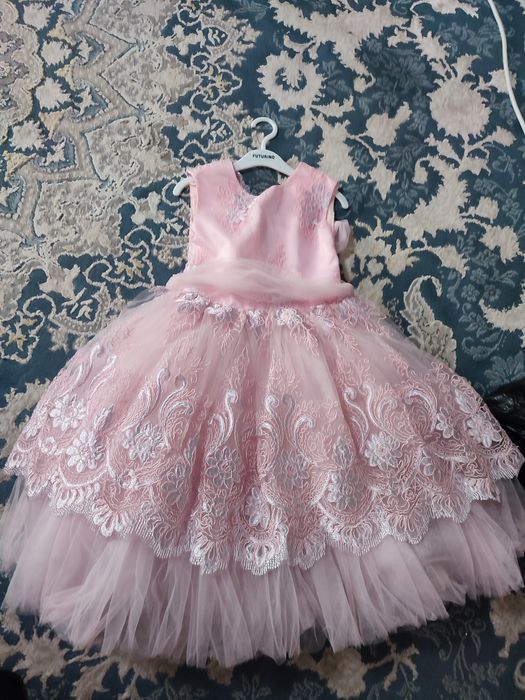 Продам платья на девочку 5 лет