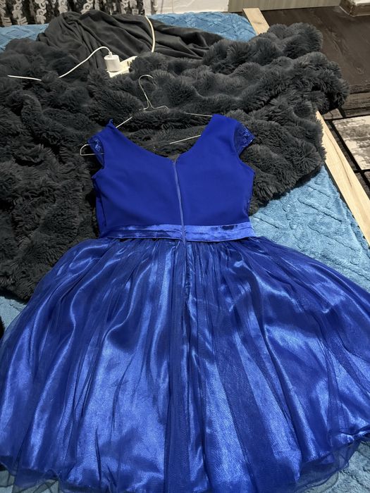 Este o rochita de eveniment este noua