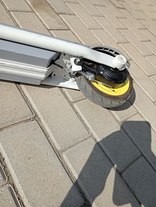 VAND trotinetă electrică perfect funcțională DAR FĂRĂ INCĂRCĂTOR