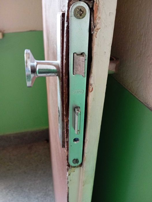 Външна дървена масивна врата