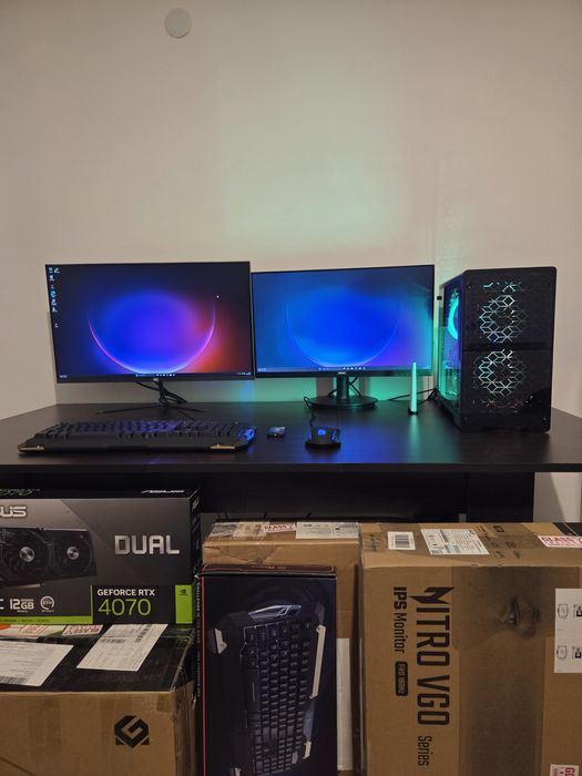 Геймърски комп.  RTX4070 32GB RAM 2 монитора