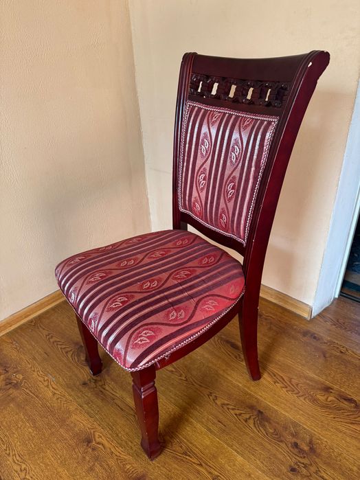 Стол со стульями