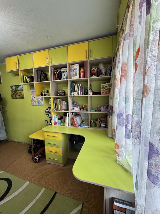 Продам угловой письменный стол с полками