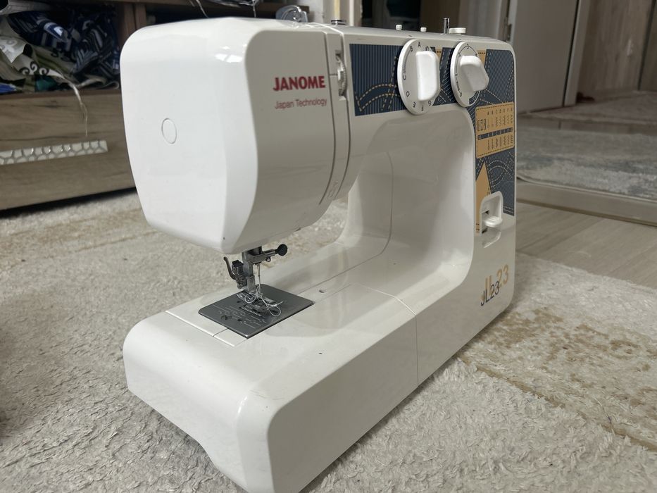 Тігін машинкасы жұмыс істеп тұр Janome JL 23 маркалы
