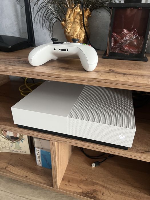 Продам XBOX ONE S 1 TB