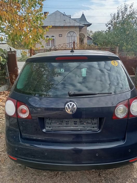 Vând golf 5 plus avariat