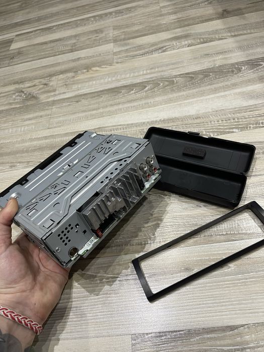 Продавам CD/MP3 плейър за кола Pioneer DEH-3900BT