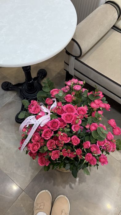 Кустовые розы в корзине