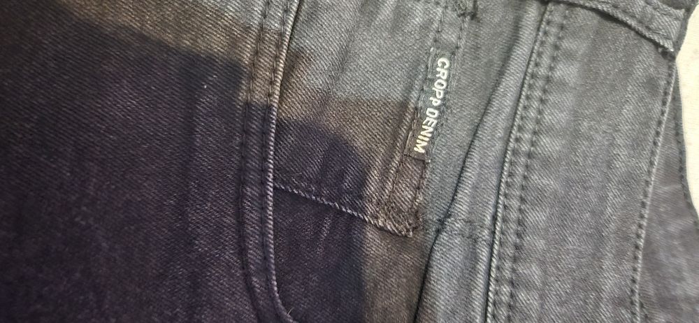 Vand blue jeans firma Cropp pt adolescenti.