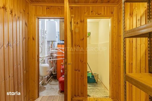 Vila in Poiana Brasov cu teren generos 1600mp, 2 corpuri de casa