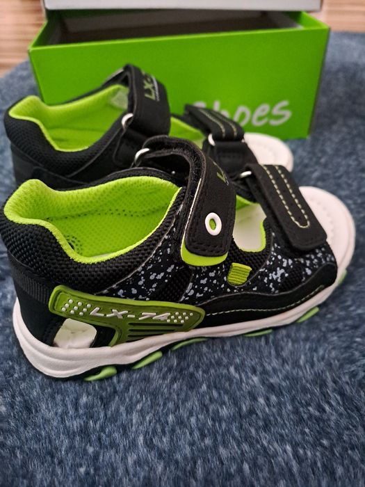 Adidași și sandale noi pentru copii