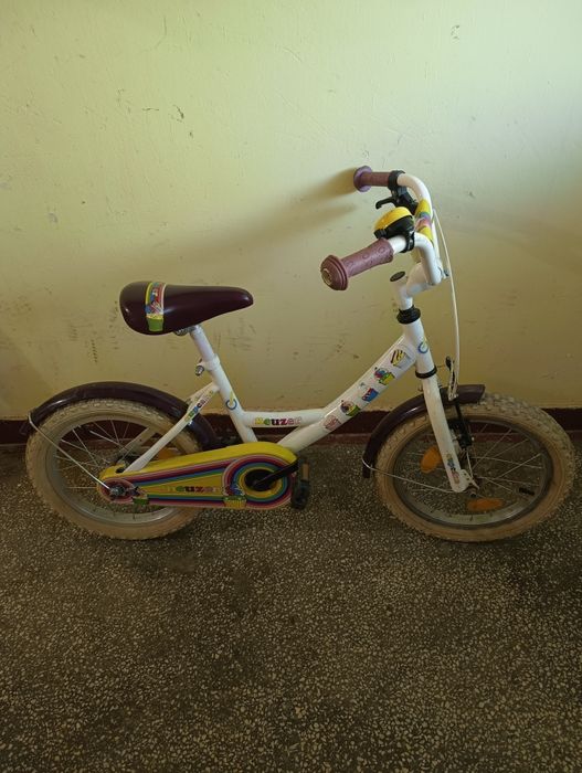 Vând 2 biciclete cu roți pe 16 cea cu brioșe și cea roșie cu roți pe 18