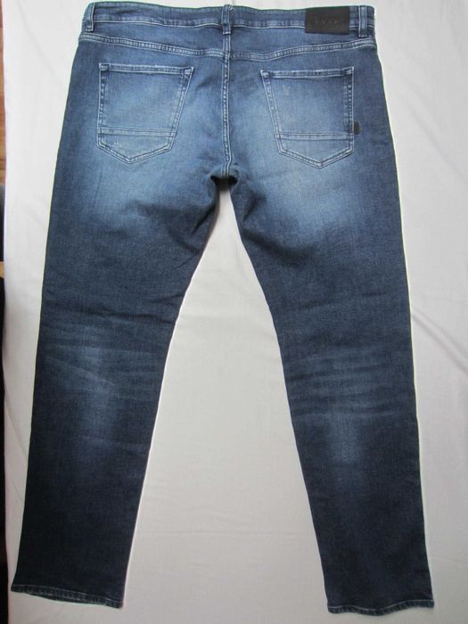Blugi  Boss, W40 L34, model Maine, Talie=108cm,Lung=110cm,fermoar, croiala dreapta, 90%BBC+10%Poliester, stare f.buna-ca noi, fabricati in Tunisia