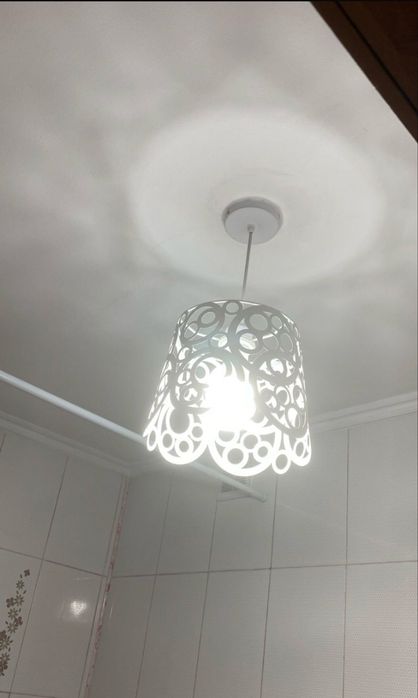 Продам белую люстру