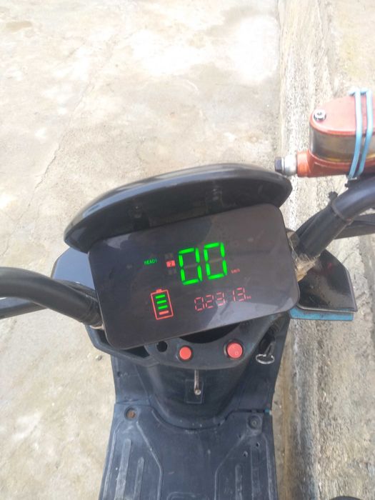 Skuter sotiladi zaryadkali