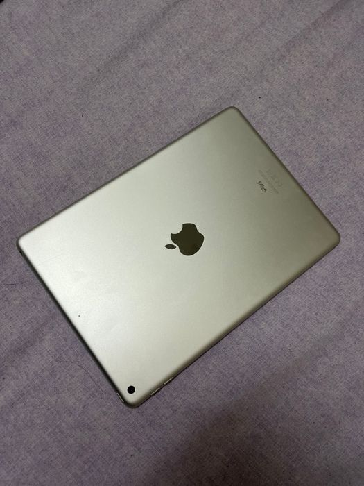 ipad 2020. продам айпад 2020 32гб треснут экран видно на фото