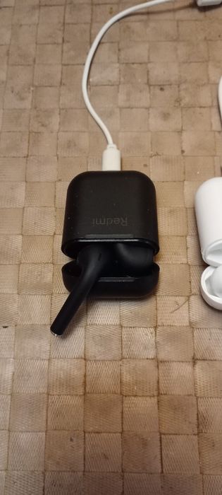 Vând căști Bluetooth cu acumulator