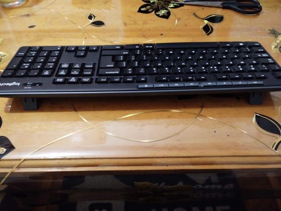 2 Logitech wireless și cu cablu