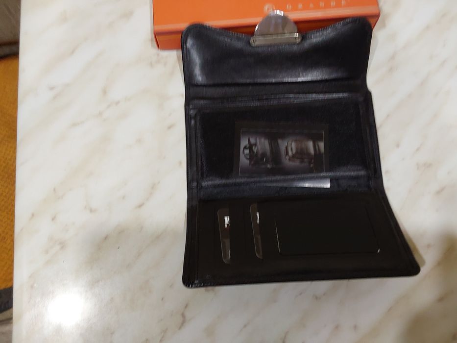 Кожаный кошелёк  чёрного цвета.