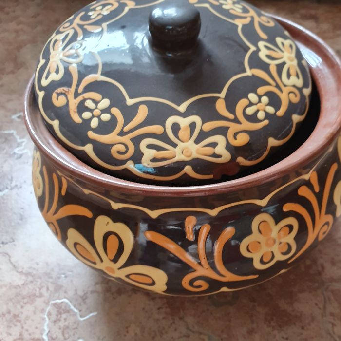 Продаётся очень много всякой посуды.