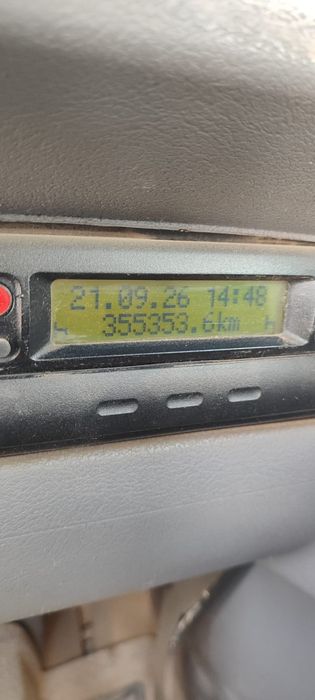 Camion basculabil pe trei părți cu macara