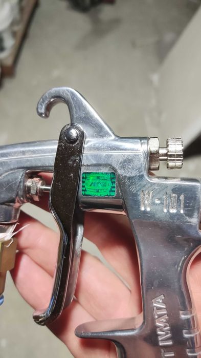 Новый японский краскопульт Anest Iwata W-101 с напорным бачком