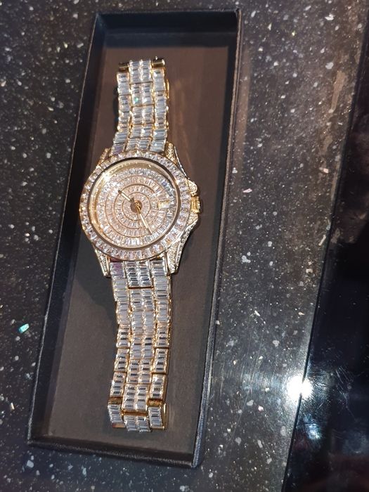 мъжки часовник  с камъни