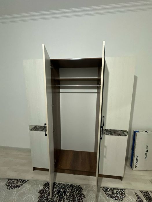 Продаю стильный и вместительный шкаф с зеркальными дверцами!