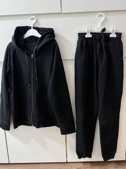 Одежда на девочек по 1000 тенге.