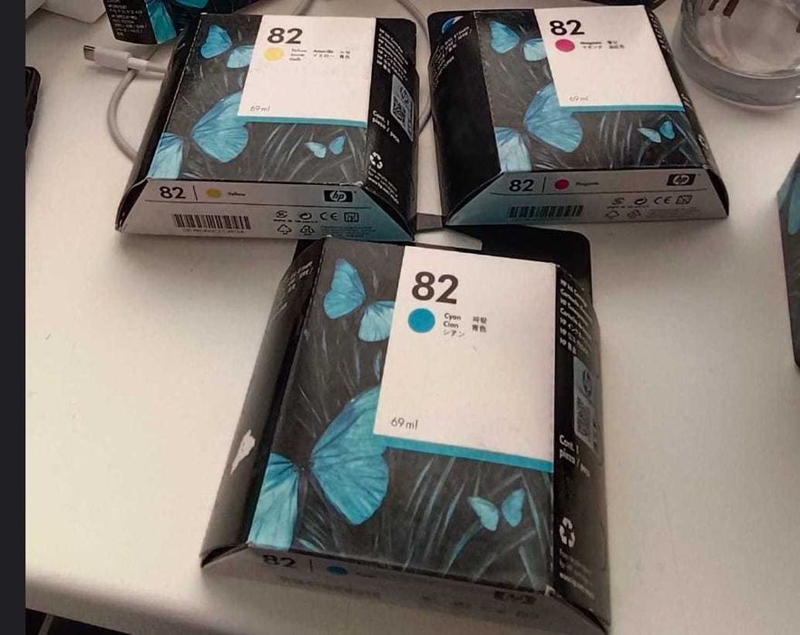Разные картриджи HP для принтера и плоттера.