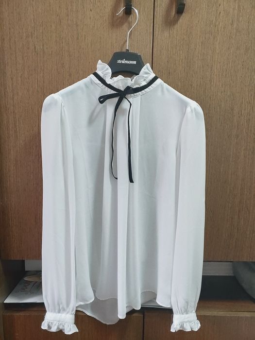 Белая женская блузка