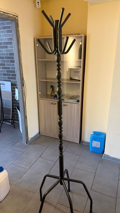 Тумбочка и вешалка