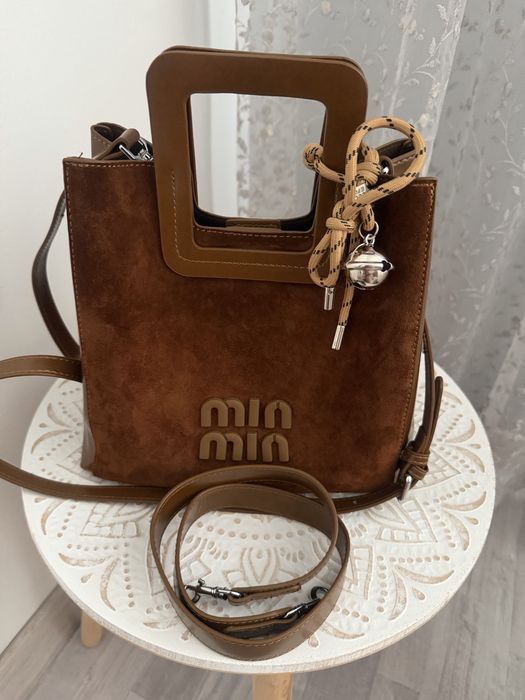 Дамска чанта в кафяв цвят с естествен велур