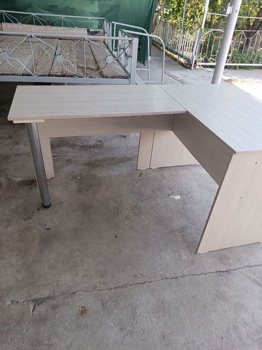 Два офисных стола, в хорошем состоянии за два стола 800 тысяч сум