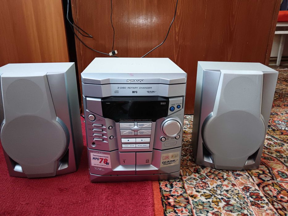 Vând sistem audio Sharp CD‑CM600, în stare foarte bună.
