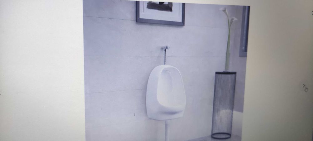 Окачен писоар с промивен кран, керамика,