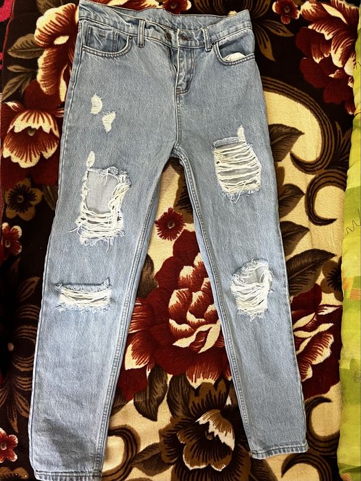 Blugi rupti pentru femei